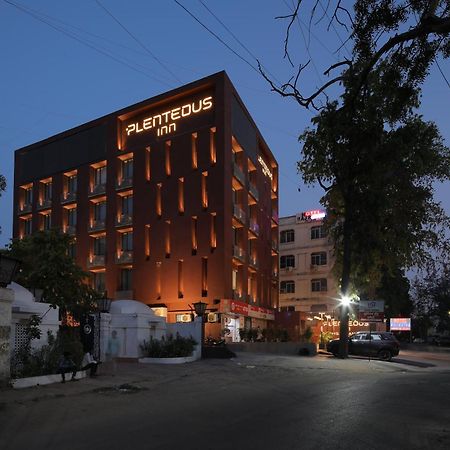 Plenteous Inn Ахмедабад Экстерьер фото