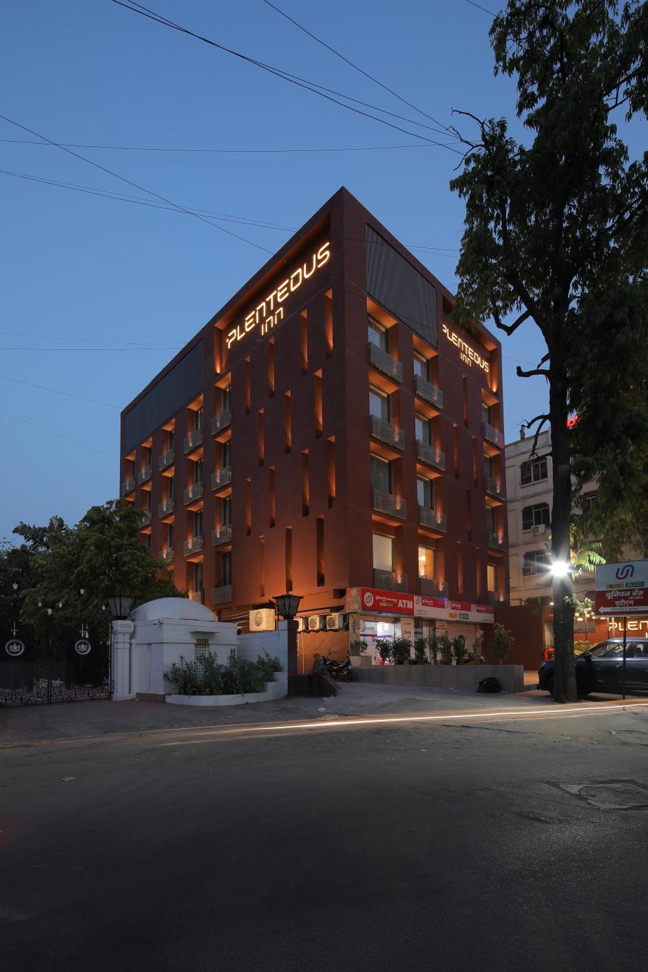 Plenteous Inn Ахмедабад Экстерьер фото